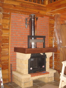 Рустикальный камин в деревянном доме